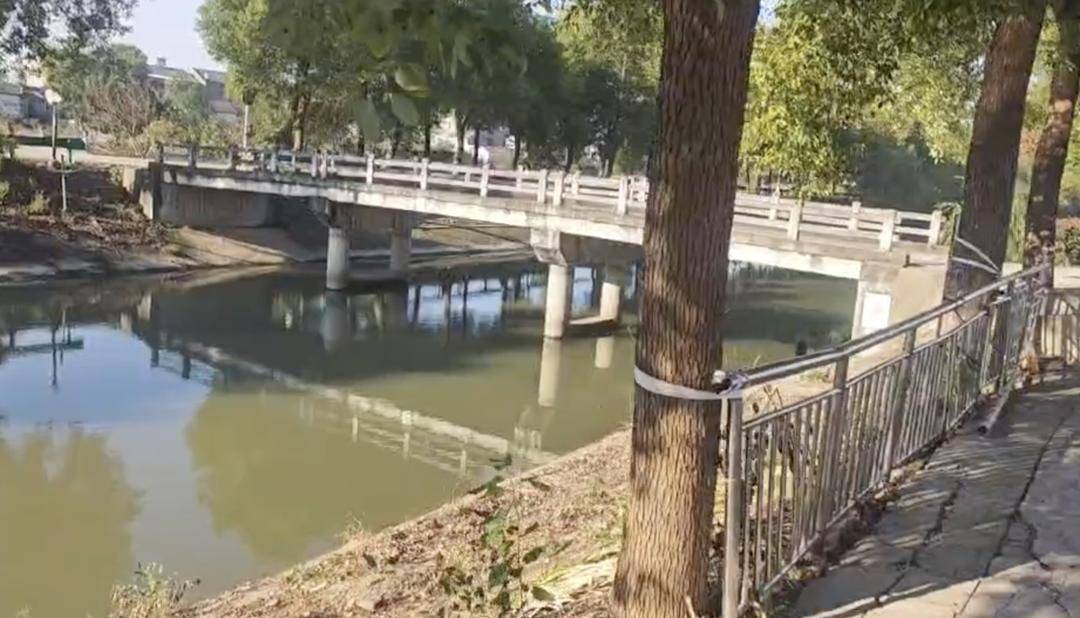 皇冠信用最新地址
_3岁男童家门口落水母亲施救双双遇难皇冠信用最新地址
，家属质疑“河道护坡陡峭无法自救”