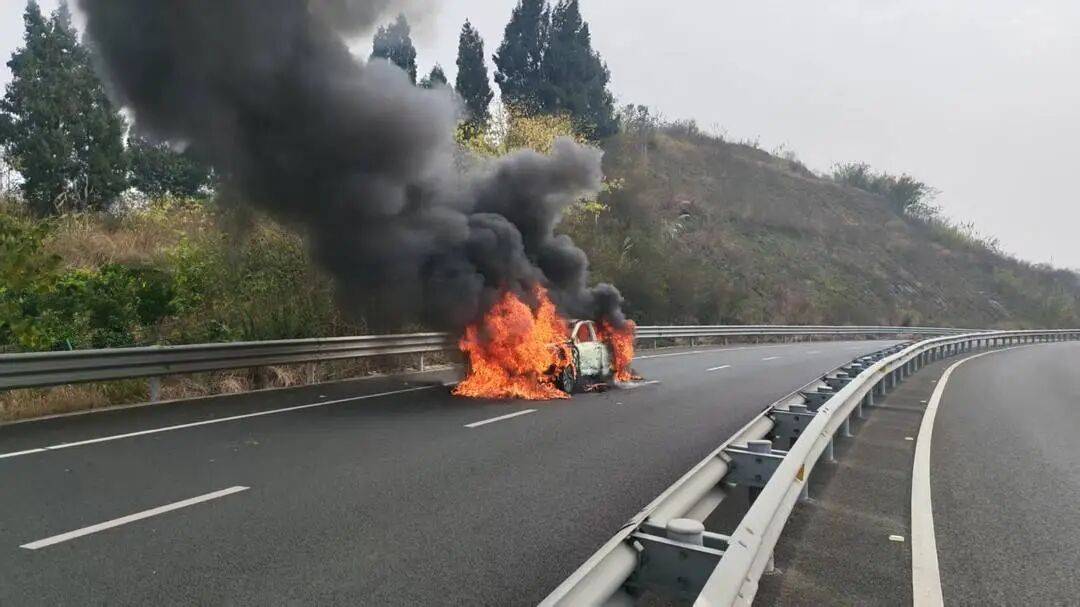 皇冠信用盘网址
_四川高速上一汽车突发自燃!车内两人闻到异味后果断弃车皇冠信用盘网址
,成功逃生