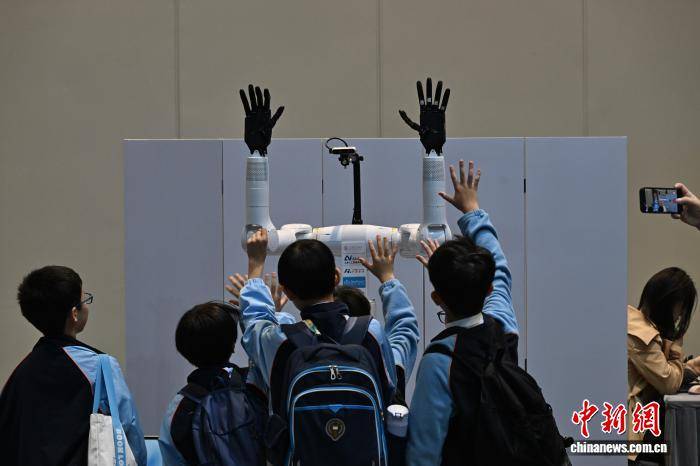 皇冠手机管理端登录
_首届香港国际AI艺术节“遇见未来”