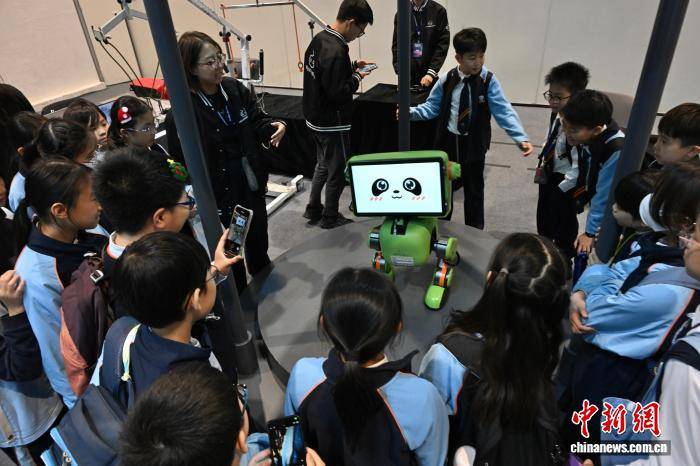 皇冠手机管理端登录
_首届香港国际AI艺术节“遇见未来”