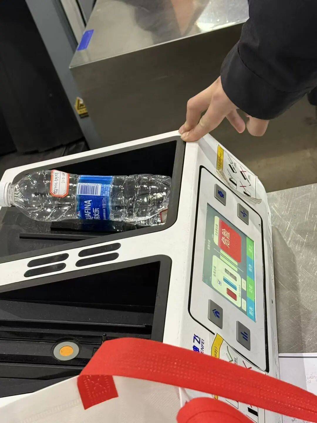 皇冠足球平台申请
_情侣入住南京一酒店皇冠足球平台申请
,矿泉水瓶底有针孔状小孔且漏水,警方介入