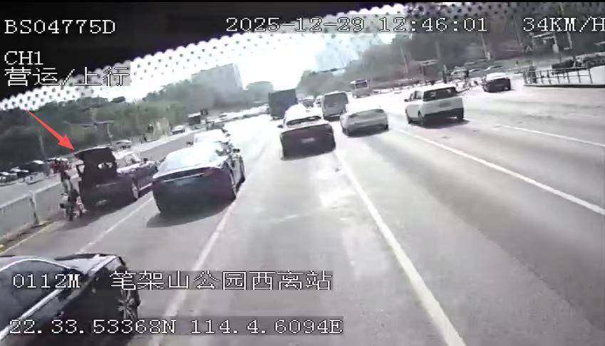 皇冠d盘
_私家车尾部冒出了白烟!后视镜里一瞥皇冠d盘
,深巴司机毫不犹豫冲了下去……