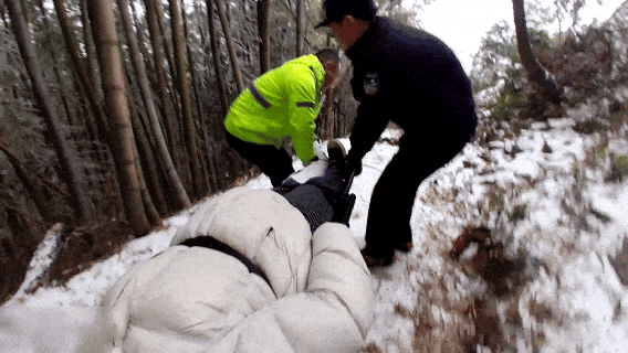 皇冠信用网哪里申请_“脚断了皇冠信用网哪里申请,这辈子完了!”游客在1200米山上赏雪受伤,浙江民警带4人将其抬下:我是民警,我得在第一个