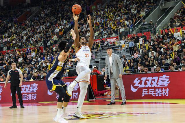 皇冠登一登二登三区别_再胜广东队皇冠登一登二登三区别,上海大鲨鱼以胜利完成常规赛第一阶段